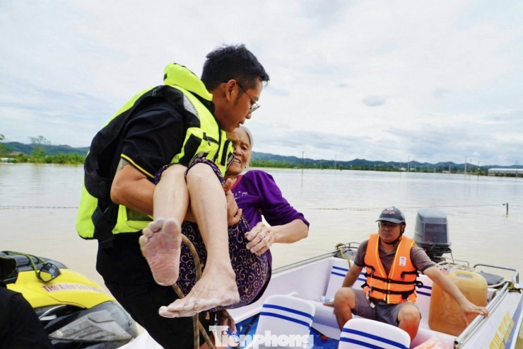 Lực lượng công an, quân đội, dân quân được huy động ứng cứu. Các chiến sĩ không quản hiểm nguy, dầm mình trong nước lũ chảy xiết để tiếp cận, dìu từng cụ già, bế từng cháu nhỏ, đưa người dân đến nơi an toàn.