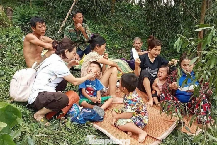 Hàng nghìn ngôi nhà ở Nghệ An vẫn chìm trong biển nước - 11