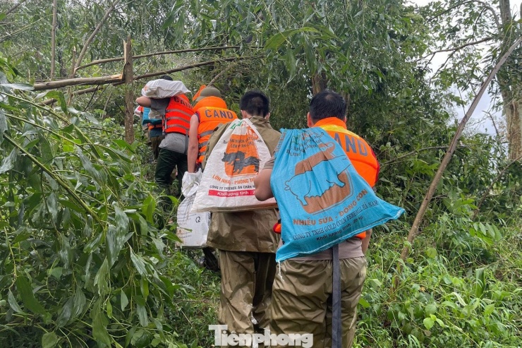 Lũ dâng cao, 8 hộ dân với 40 nhân khẩu đã khẩn cấp sơ tán lên vùng đồi cao hơn. Sau một đêm, lực lượng chức năng mới tiếp cận và tiếp tế lương thực, thực phẩm cho người dân.