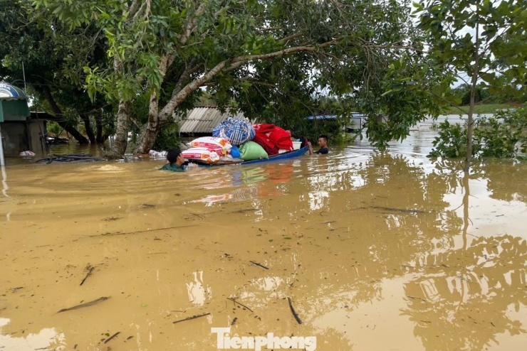 Tại xã Tiên Đồng, nước lũ dâng cao đột ngột khiến người dân không kịp trở tay. Những ngày qua, lực lượng công an, dân quân và cán bộ xã đã được huy động tối đa để cứu dân, di dời người, tài sản ra khỏi khu vực nguy hiểm.