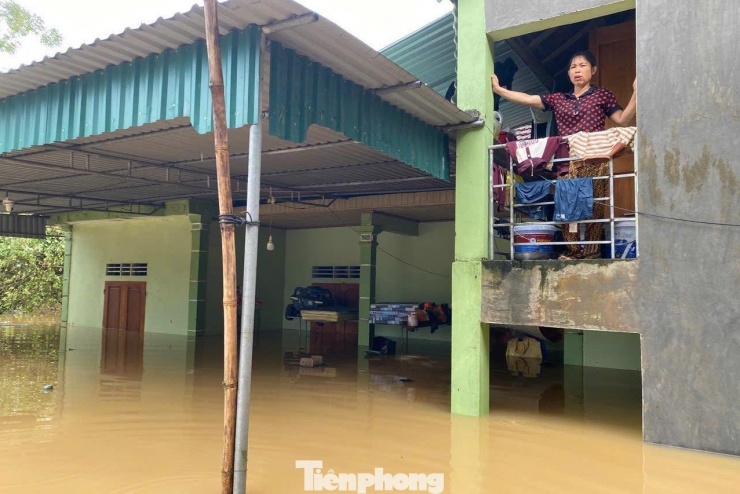 Tại xã Nghĩa Hành, toàn xã có 21/21 thôn bị ngập sâu, hơn 20.000 nhân khẩu bị cô lập hoàn toàn, hàng nghìn hộ phải sơ tán khẩn cấp.