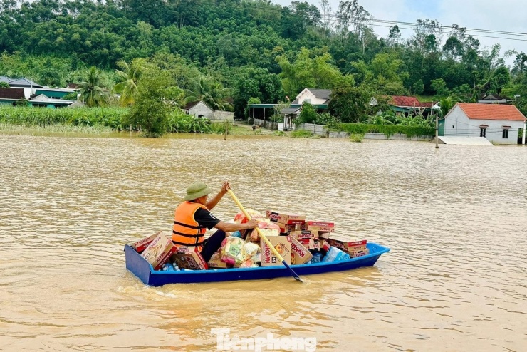 Hàng nghìn ngôi nhà ở Nghệ An vẫn chìm trong biển nước - 14