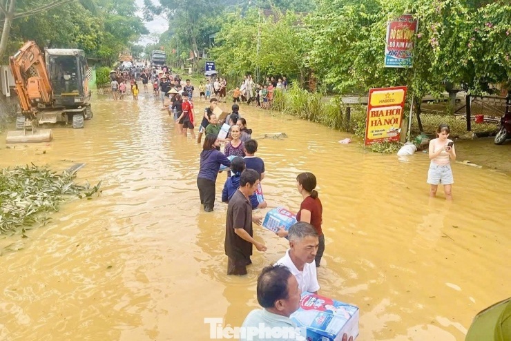Anh Nguyễn Quốc Việt Anh - Phó Chủ tịch Ủy ban Mặt trận Tổ quốc Việt Nam xã, Bí thư Đoàn xã Nghĩa Hành - cho biết từ 29/9 đến nay, nước lũ từ thượng nguồn đổ về đã nhấn chìm nhiều nhà cửa của người dân. Đặc biệt từ đêm 30/9, nước lũ lên nhanh khiến 21/21 thôn của xã Nghĩa Hành đều bị ngập. Trong đó có 13 thôn bị ngập sâu, chia cắt, một số thôn nước lũ đã lên cao kỷ lục.