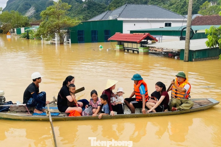 Mất điện, sóng điện thoại chập chờn, nước lũ dâng cao chảy xiết khiến việc cứu trợ gặp nhiều khó khăn. “Bà con nói đây là trận lũ lớn nhất từ trước đến nay, chưa từng thấy cảnh nước dâng nhanh và dữ dội đến vậy. Trong hoàn cảnh giao thông bị chia cắt, việc cứu hộ trở nên vô cùng khó khăn. Cano, xuồng nhỏ từ một vài doanh nghiệp không đủ để tiếp cận khắp nơi. Lực lượng tại chỗ gồm công an, dân quân, đoàn thể phải làm việc xuyên đêm, đưa từng hộ dân ra khỏi vùng nguy hiểm”, anh Việt Anh chia sẻ.