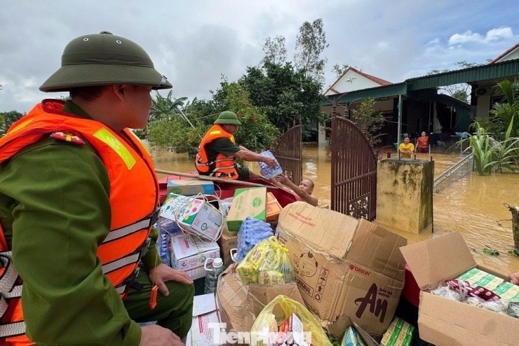 Hàng nghìn ngôi nhà ở Nghệ An vẫn chìm trong biển nước - 17