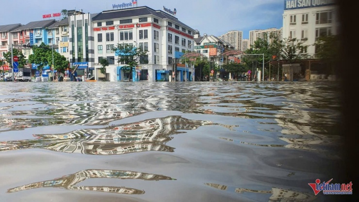 Mặc dù trời đã hửng nắng nhưng đường Hoàng Tùng vẫn ngập nước mênh mông.
