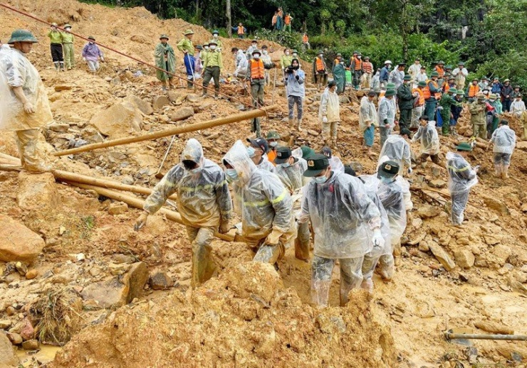 Lực lượng chức năng tìm kiếm người mất tích tại Lũng Cú, Tuyên Quang (Hà Giang cũ).