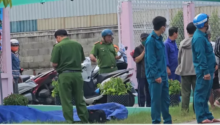 Lực lượng chức năng phong tỏa hiện trường, điều tra nguyên nhân vụ tai nạn. Ảnh: NT