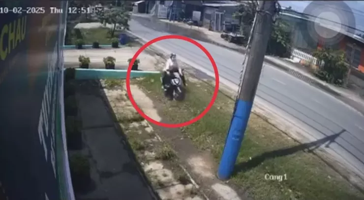 Camera ghi cảnh người phụ nữ loạng choạng tay lái trước khi tông vào trụ điện bên đường. Ảnh cắt từ clip.