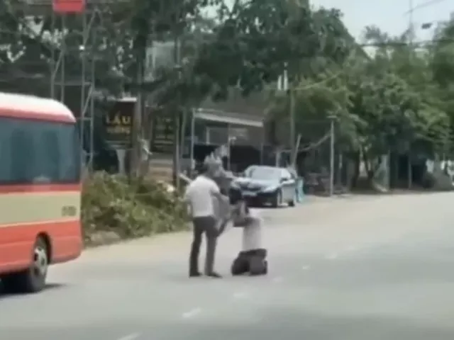 CLIP: Tài xế xe buýt bị hành khách bắt quỳ gối, dùng thắt lưng đánh tới tấp
