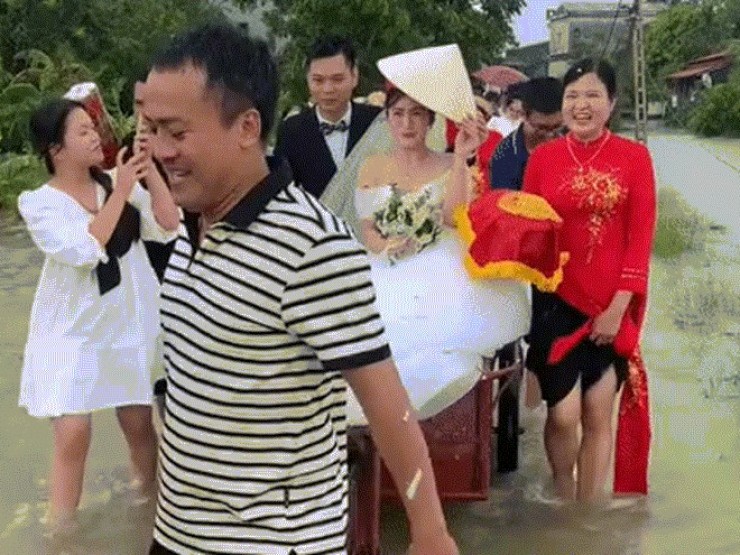 70 người lội nước, dùng xe kéo rước dâu ở Thanh Hóa, ngõ xóm rộn tiếng cười