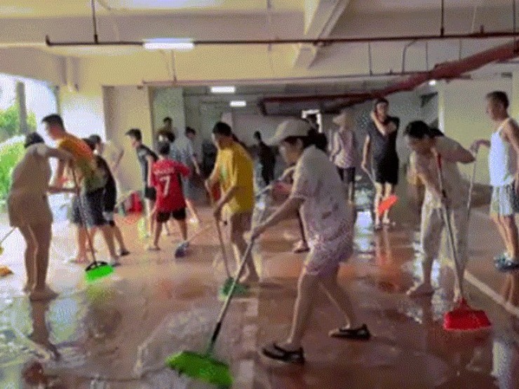 Cư dân Hà Nội chung tay dọn dẹp sau 48 giờ chống chọi ngập nặng