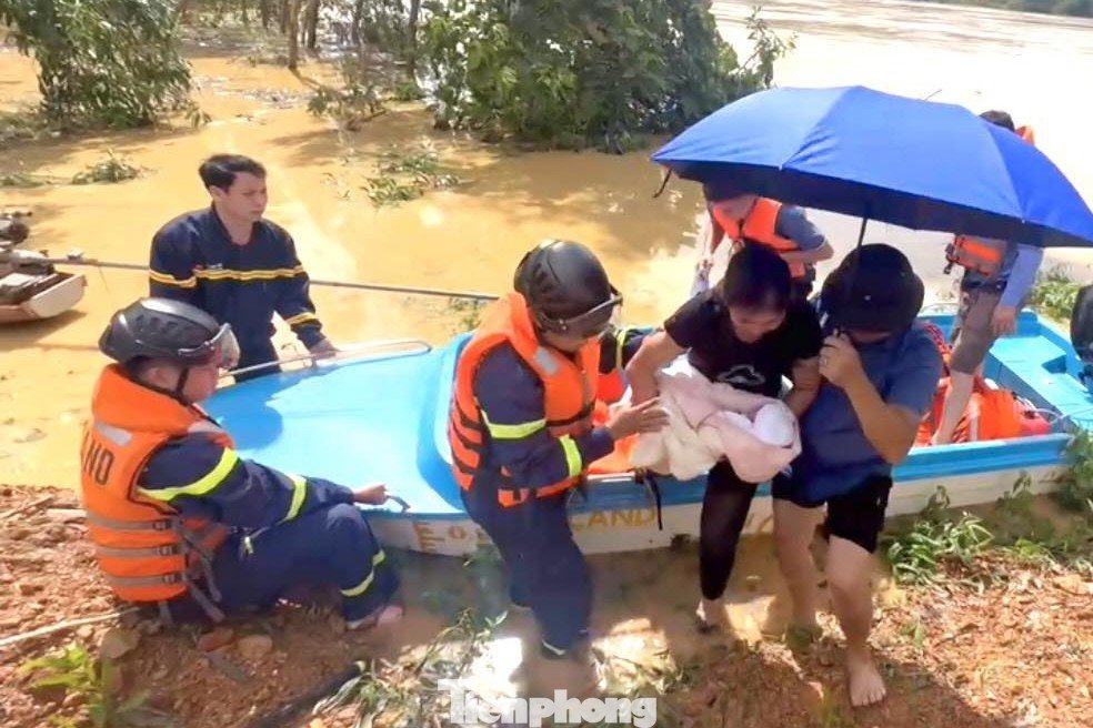 Xúc động hình ảnh lính cứu hỏa chợp mắt sau nhiều giờ dầm mình cứu trợ vùng lũ - 2