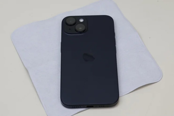 Nhiều người vẫn sẵn sàng chi tiêu mua chiếc khăn lau đắt đỏ của Apple.