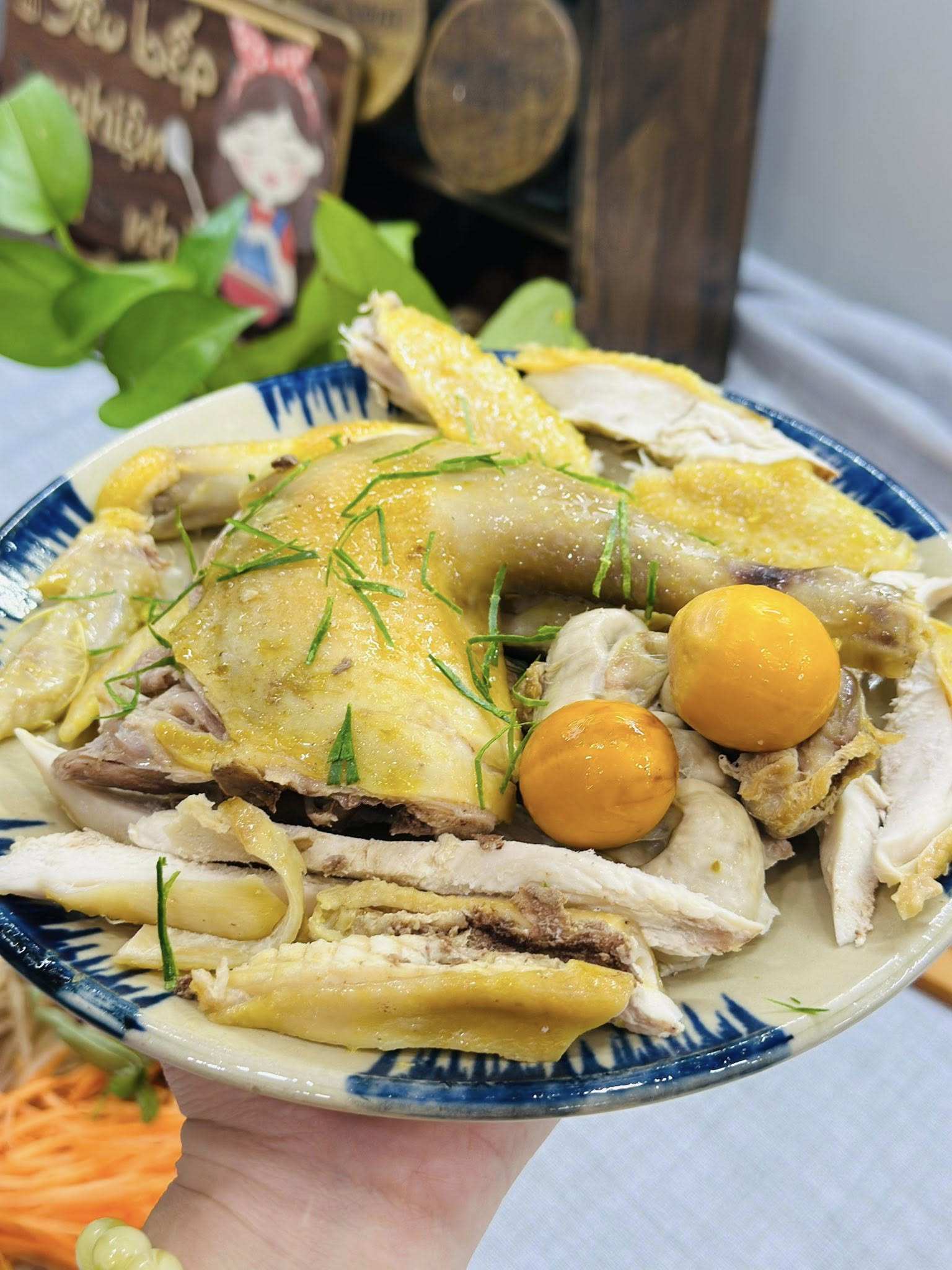 Gà luộc&nbsp;chín, để nguội, chặt miếng hoặc xé sợi.