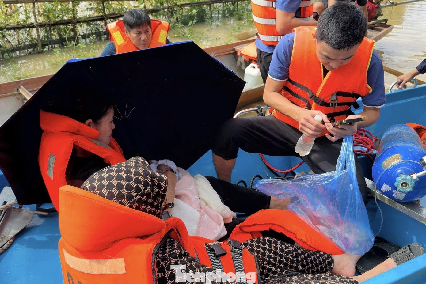 Xúc động hình ảnh lính cứu hỏa chợp mắt sau nhiều giờ dầm mình cứu trợ vùng lũ - 15