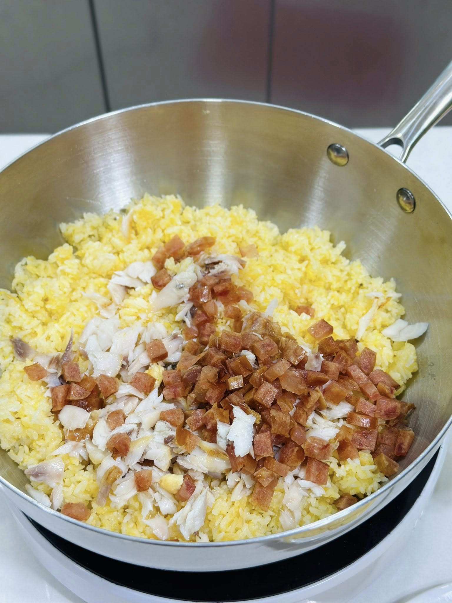 Mưa bão lười đi chợ, làm món cơm rang "vét tủ lạnh" siêu ngon lạ miệng - 9