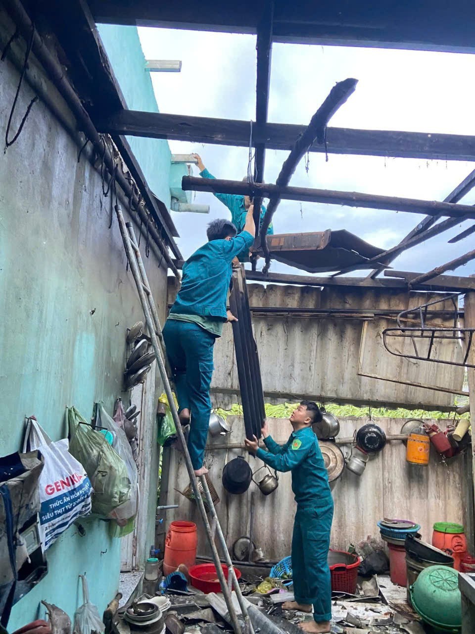 Giông lốc bất ngờ càn quét nhà dân ở Tây Ninh - 2