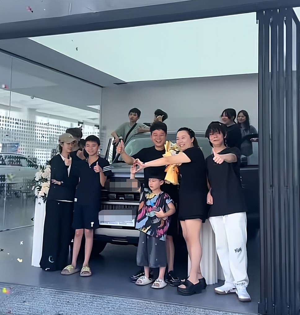 Những đứa cháu góp tiền mua xe mới cho chú mình.