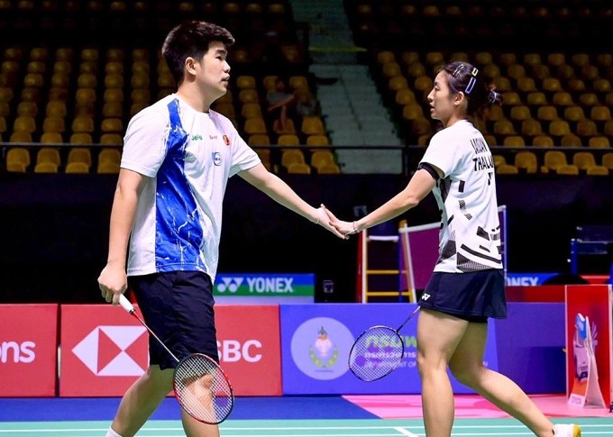 Ratchapol (trái) và Nattamon (phải) thi đấu tại giải cầu lông vô địch Quốc gia Thái Lan 2025. Ảnh: Thairath