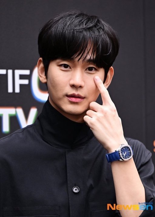 Thực hư Kim Soo Hyun leo núi giảm căng thẳng sau 6 tháng kể từ họp báo thanh minh - 3