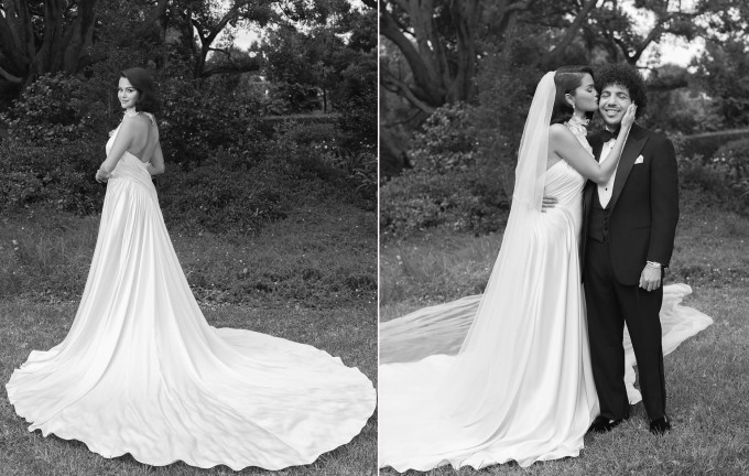 Selena Gomez diện váy cưới đuôi dài bồng bềnh, cổ yếm đính ren vừa sang trọng vừa gợi cảm. Chú rể Benny Blanco, 37 tuổi, mặc tuxedo, thắt nơ đen phong cách truyền thống. Trang phục của cặp sao đều thuộc thương hiệu Ralph Lauren.