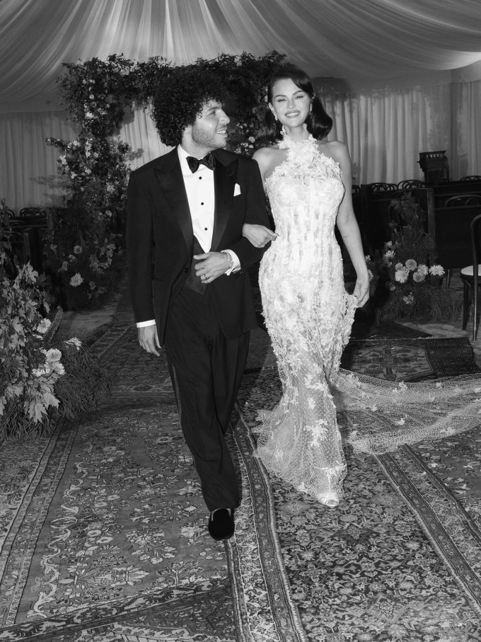 Khoảnh khắc rạng rỡ của giọng ca 'Calm Down' bên chồng. Benny không giấu nổi niềm hạnh phúc khi ngắm nhìn cô dâu xinh đẹp.