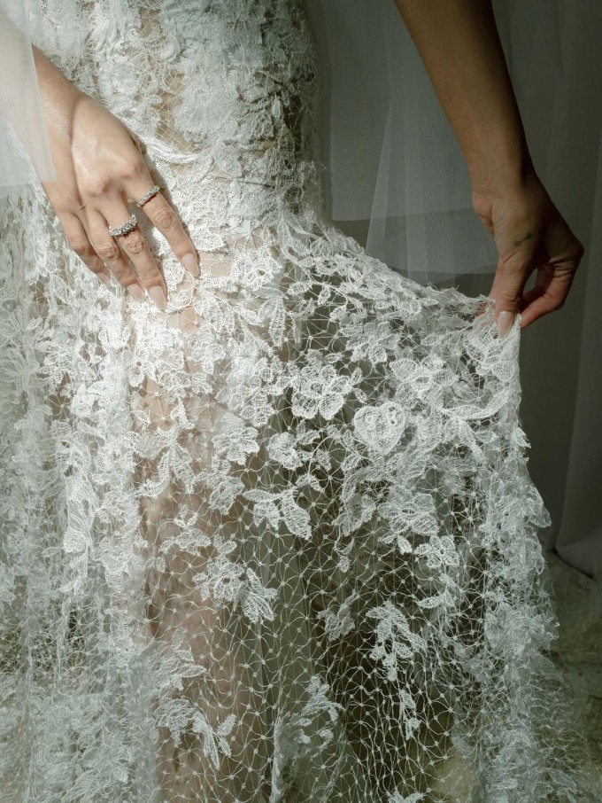 Chiếc váy ren đính tên viết tắt của Selena và Benny trong hình trái tim xinh xắn.