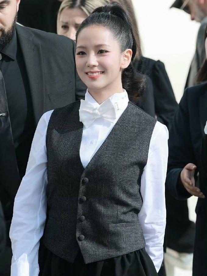 Ji Soo diện thời trang phong cách menswear dự show Dior.