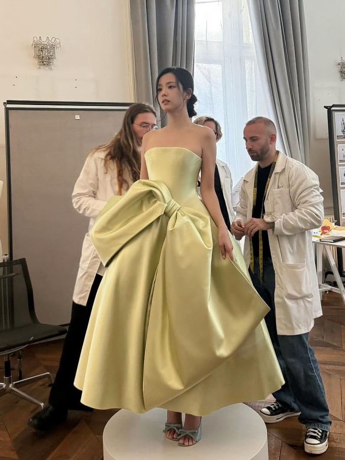 Trước đó, loạt hình chị cả Blackpink thử đồ ngày 29/9 khiến các fan trầm trồ.