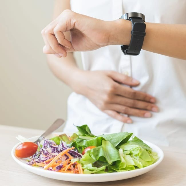 Ăn tối sớm giúp cơ thể có đủ thời gian tiêu hóa, chuyển hóa năng lượng, hạn chế dư thừa calo, gây tích mỡ.