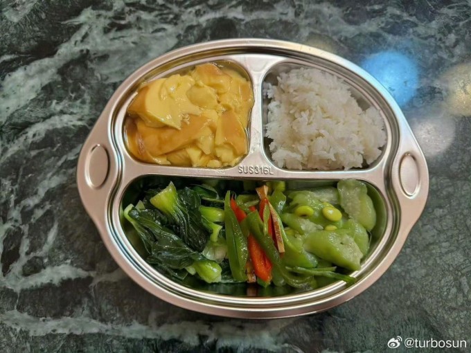 Tôn Lệ sử dụng đĩa ba ngăn để kiểm soát khẩu phần trong từng bữa ăn. Ảnh: Weibo