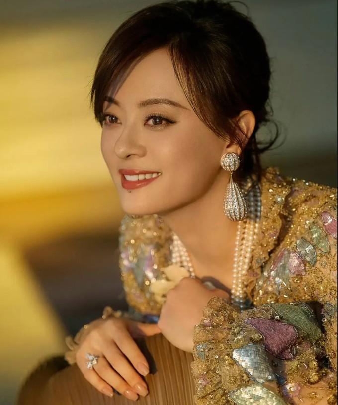 Tôn Lệ duy trì vóc dáng thon gọn dù đã bước sang tuổi 43. Ảnh: Weibo