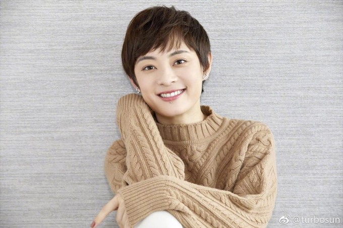 Tôn Lệ lan tỏa thói quen sống lành mạnh, khoa học đến người thân trong gia đình. Ảnh: Weibo