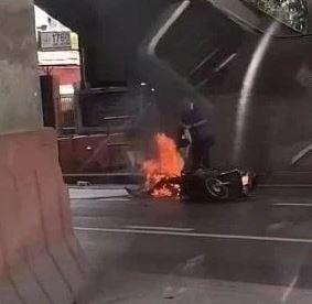 Nam thanh niên bất ngờ tự thiêu sau cuộc gọi bí ẩn, hiện trường ám ảnh - 2