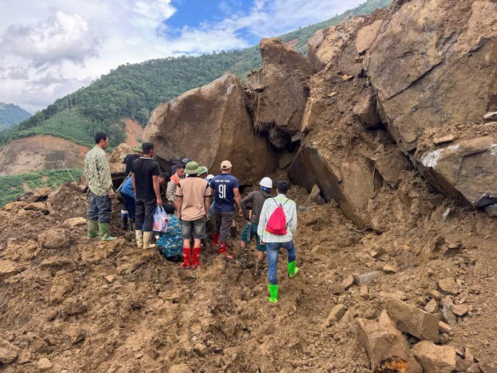 Xe bán tải chở 3 người mất tích được phát hiện dưới tảng đá lớn. Ảnh: Công an cung cấp