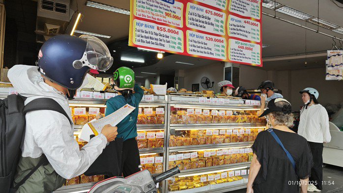 Nhộn nhịp mua bánh trung thu ở cửa hàng Như Lan