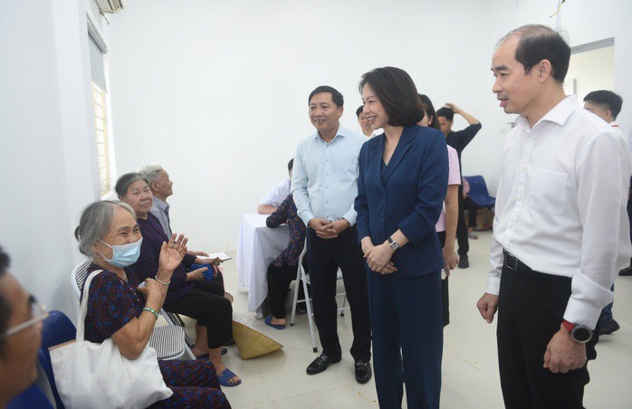 Lãnh đạo TP Hà Nội thăm hỏi người dân đến khám sức khoẻ