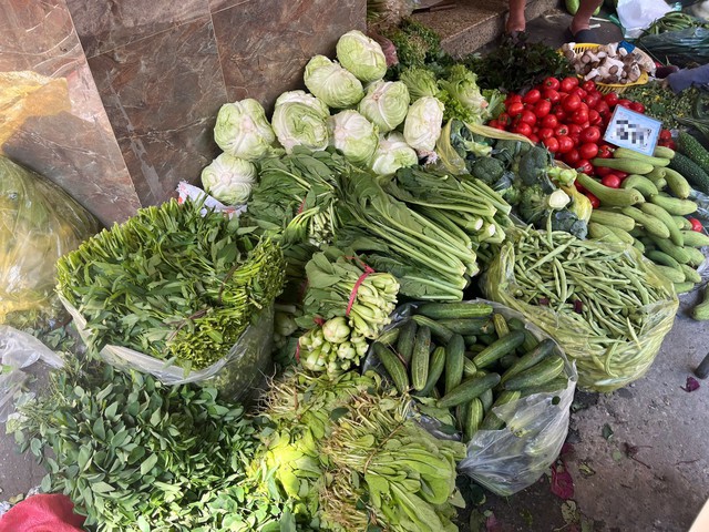 Một số tiểu thương dự báo giá rau xanh sẽ tăng trong những ngày tiếp theo. Ảnh: Đan Tâm.