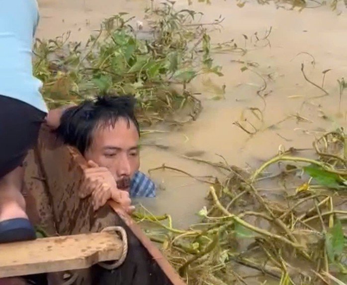 Anh Đ.Y được ứng cứu kịp thời khi đang chới với giữa dòng nước lũ.