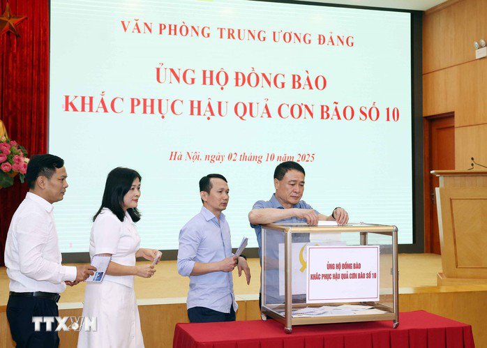 Cán bộ, nhân viên văn phòng Trung ương ủng hộ đồng bào khắc phục hậu quả cơn bão số 10. Ảnh: TTXVN