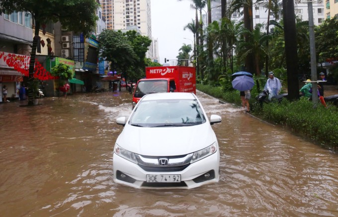 Xe chết máy trên phố Hà Nội, ngày 1/10. Ảnh: Phạm Dự