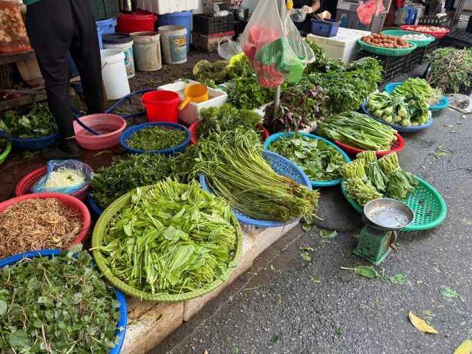 Một quầy rau củ tại chợ Nghĩa Tân, trưa 2/10. Ảnh: Anh Tú