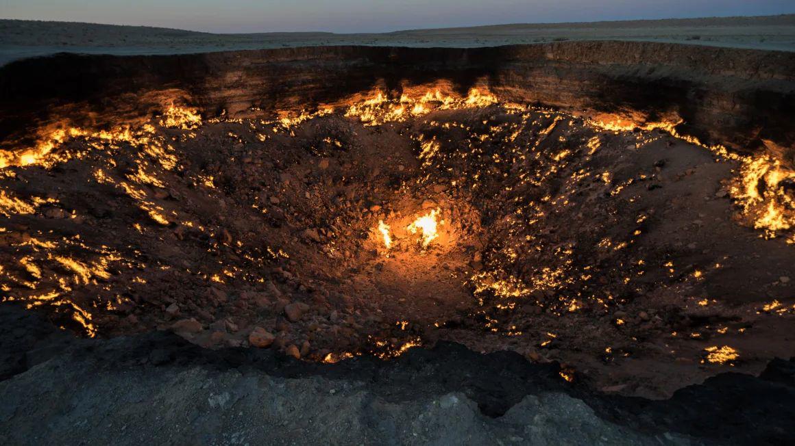 Hố khí Darvaza nằm giữa sa mạc Karakum. Ảnh: Giles Clarke/Getty