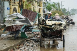 Sau khi nhà cửa bị lốc xoáy tàn phá, người dân gạt nước mắt gom đồ hư hỏng để bán sắt vụn