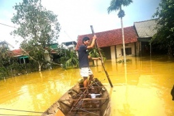 Tin tức trong ngày - Hơn 2.000 hộ dân Hà Tĩnh bị cô lập trong lũ suốt 3 ngày