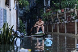 Bạn trẻ - Cuộc sống - 36 giờ sống chung nước ngập hôi thối, người dân 'tháo chạy' khỏi khu phố Hà Nội