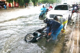 Tin tức trong ngày - Sở Xây dựng Hà Nội: Trận mưa 30/9 lớn nhất trong hàng chục năm