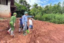 Tin tức trong ngày - Xuất hiện vết nứt lớn trên sườn dốc ở Phú Thọ, di dời 84 người dân