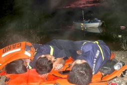 Tin tức trong ngày - Xúc động hình ảnh lính cứu hỏa chợp mắt sau nhiều giờ dầm mình cứu trợ vùng lũ